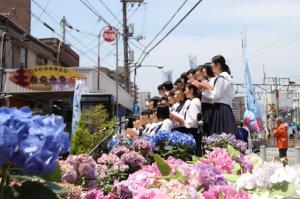尾道東高等学校の生徒による合唱