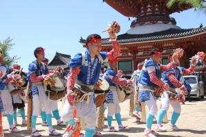 境内で踊る様子