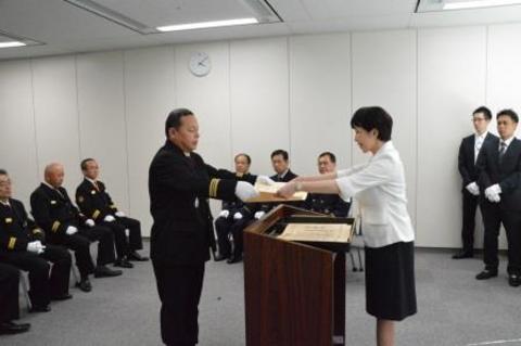 高市早苗総務大臣から感謝状を受け取る池田消防団長