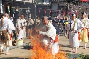 燃え盛る火を渡る行者姿の僧侶