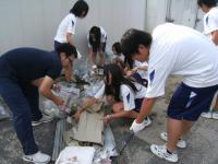 清掃活動をしている因島高等学校の生徒達