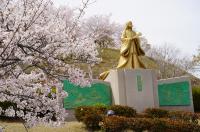 紫式部像と桜