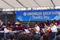 尾道学園の音楽部がステージで演奏している写真