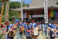 浄土寺の境内にて、踊りを奉納します。