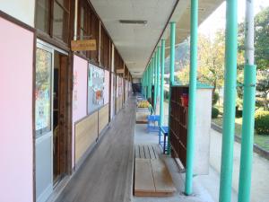閉校した小学校の趣のある長い廊下